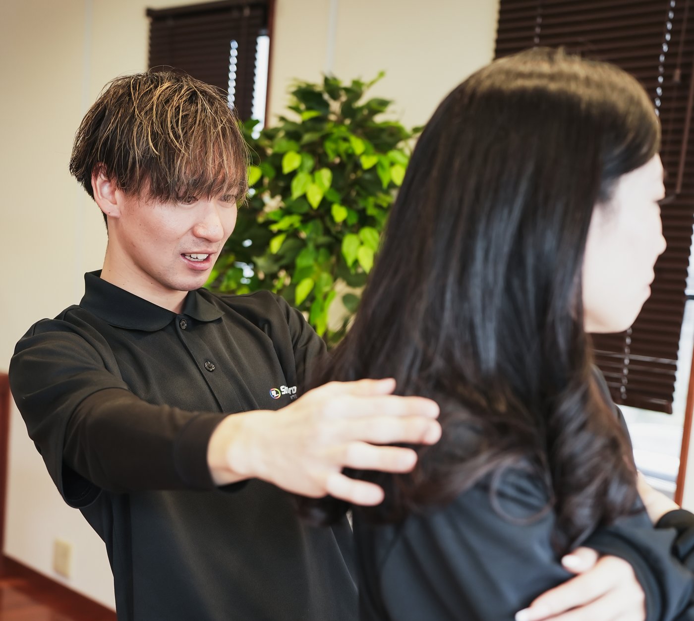 どの動きで痛むか、股関節・背骨の動きを評価
