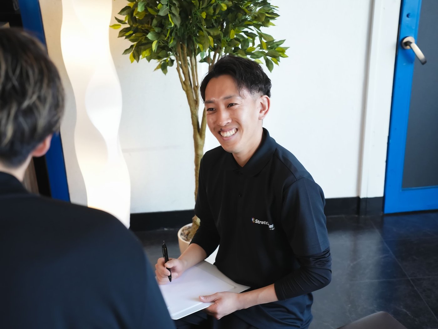 ストレッチゼロ本厚木店で、原因のはっきりしない不調を丁寧にカウンセリングする様子